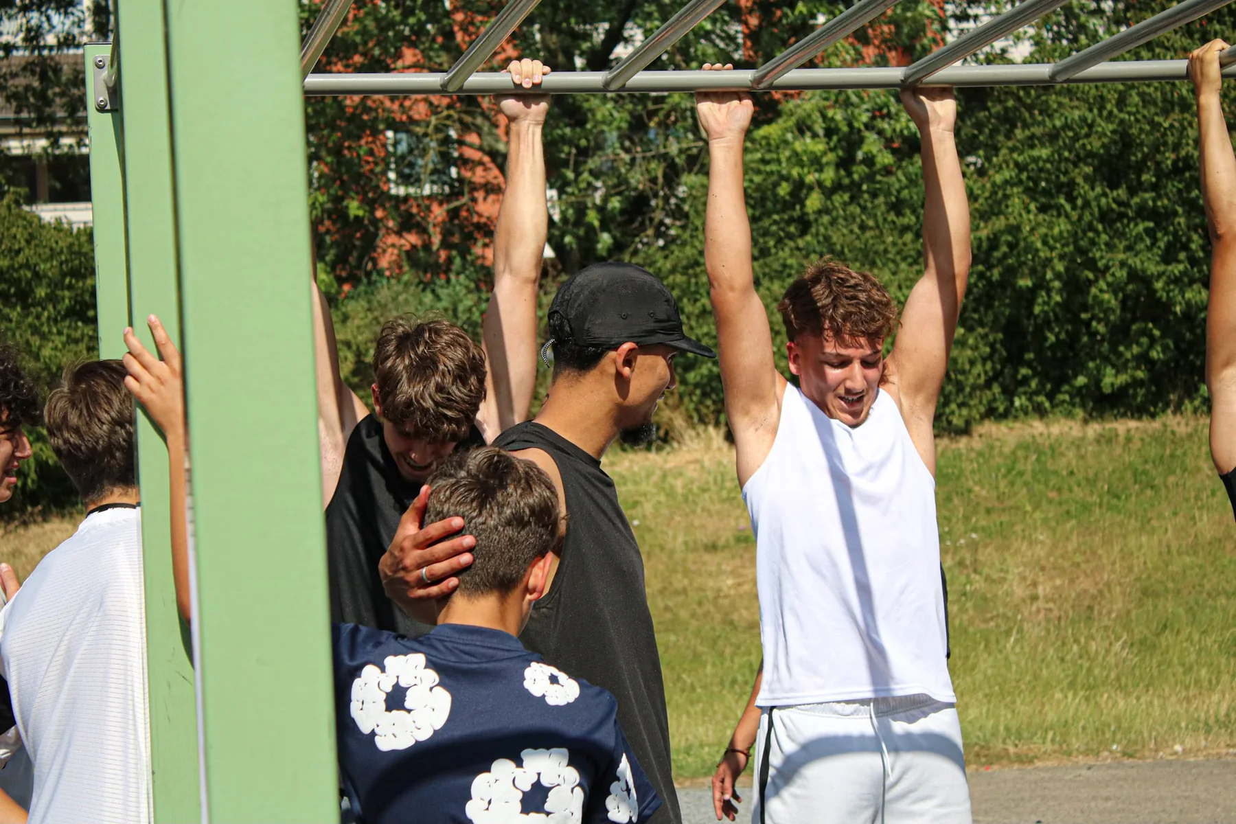 Sportliche Gruppe beim Outdoor-Training